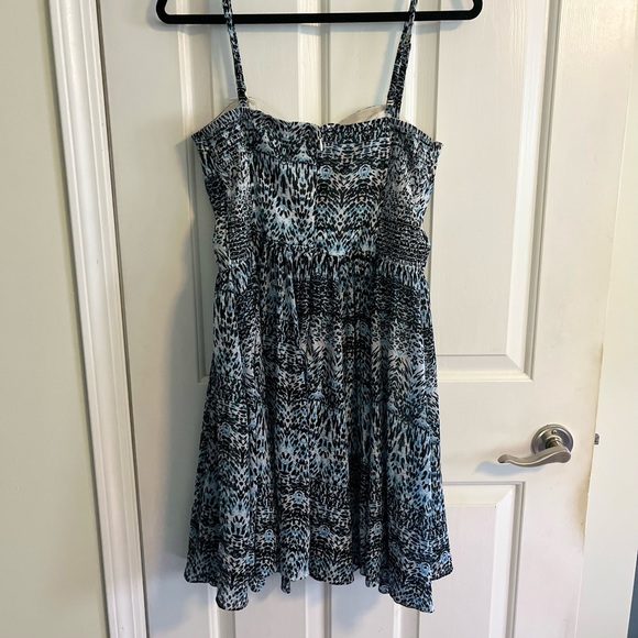 5 for $35 Guess patterned Dress - Picture 3 of 6